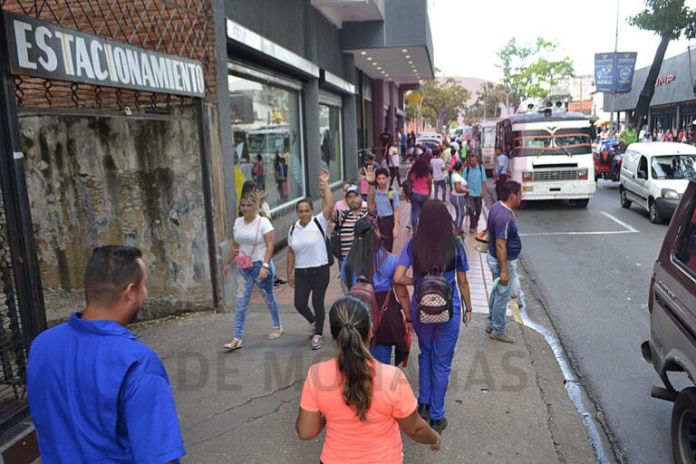 Maturineses aprovechan Bono de Guerra para realizar compras navideñas