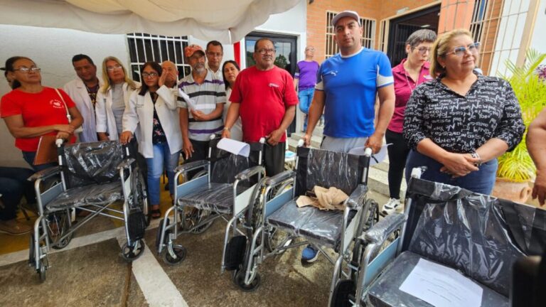 Alcaldesa Ana Fuentes entregó ayudas técnicas a trabajadores de la Alcaldía de Maturín