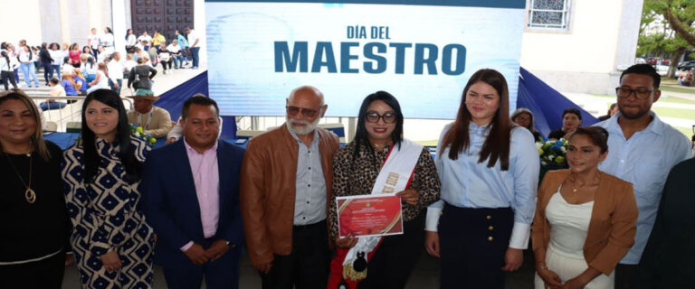 Más de 2 mil maestros fueron reconocidos en su día