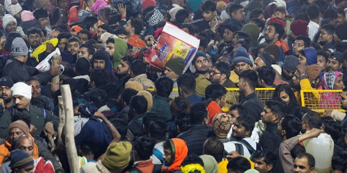 18 muertos en estampida en estación de tren de Nueva Delhi