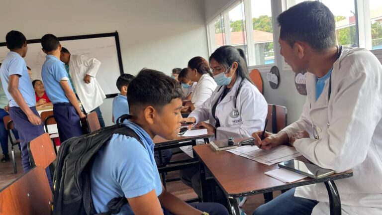 Benefician con jornada médica a más de 170 estudiantes en Amarilis