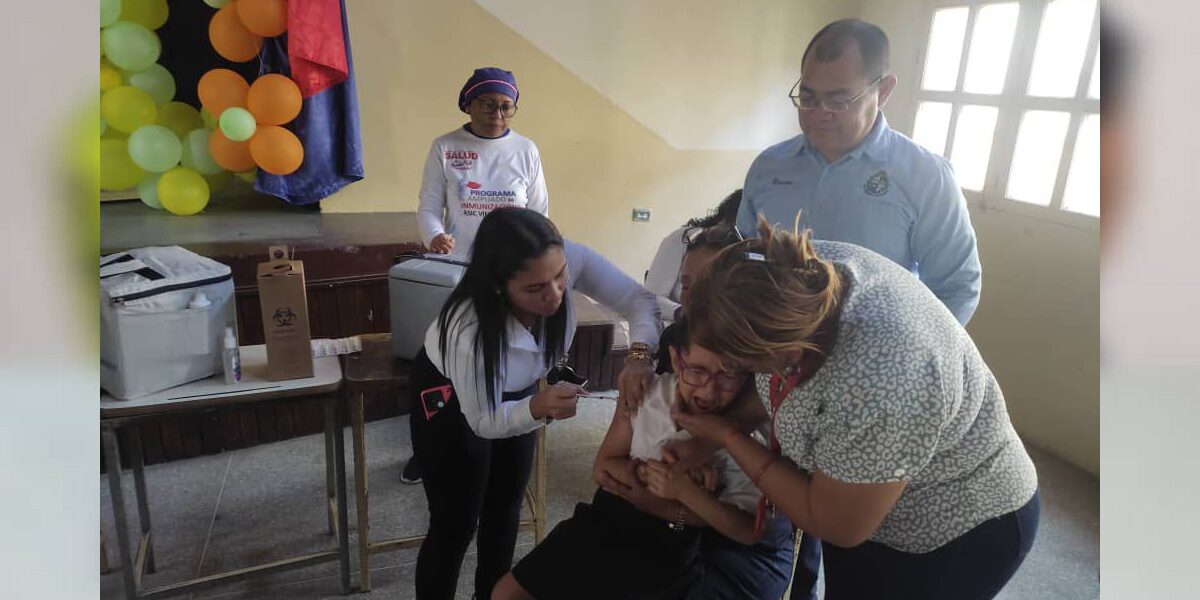 Con más de 4 mil 807 dosis arrancó jornada de vacunación contra la poliomielitis