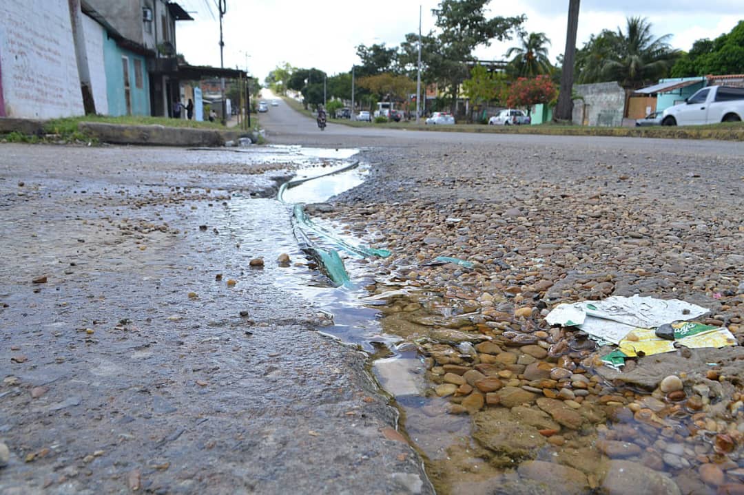 Los vecinos destacaron que también tienen un bote de agua de más de un año