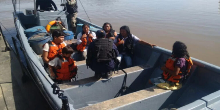 Buscan a un niño que cayó de una curiara al río Orinoco