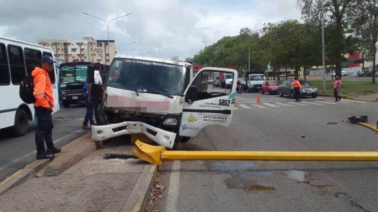 Ahora: conductor impactó contra semáforo en la Av. Libertador