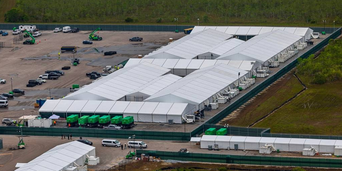 Cientos de inmigrantes retenidos en "Alligator Alcatraz" no tienen cargos penales
