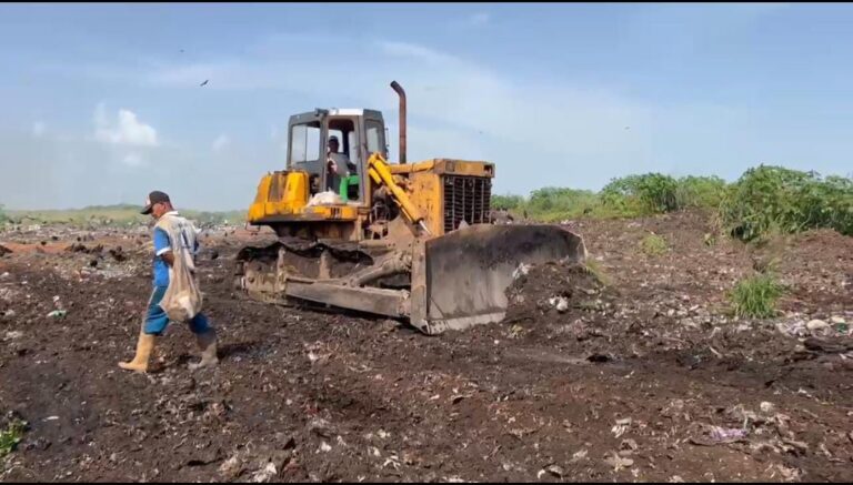 Continúa saneamiento en el vertedero de Potrerito