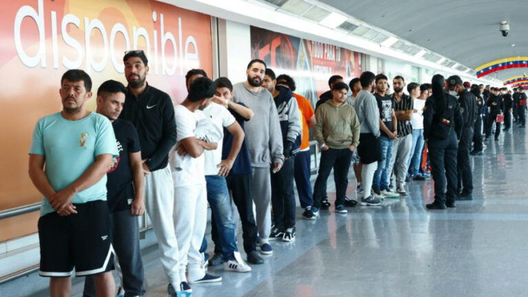 Connacionales llegaron al pais en un vuelo procedente de EE.UU