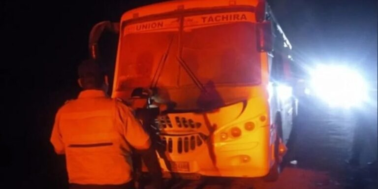 Joven muere tras caer de autobús