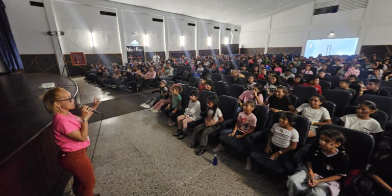 Más de 300 niños visitan la Casa de Cultura en plan vacacional