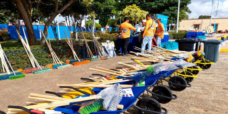 Entregan implementos para el plan de embellecimiento de Aguasay