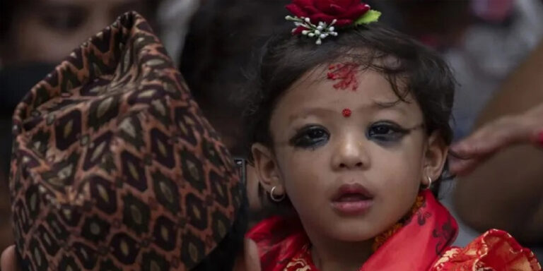 Nepal elige a una niña de 2 años como su diosa viviente