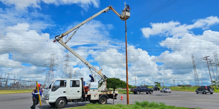 Restablecen alumbrado público en la zona industrial
