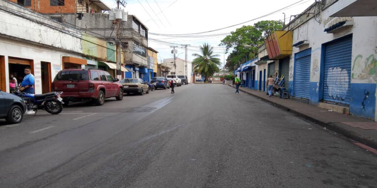 Reubican comerciantes informales de la calle Girardot