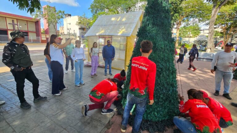 Supervisan decoración navideña de la Plaza Piar