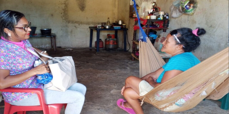 Adultos mayores reciben medicinas en la parroquia Alto de Los Godos