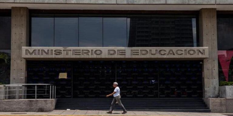 Alertan sobre venta ilegal de guías escolares