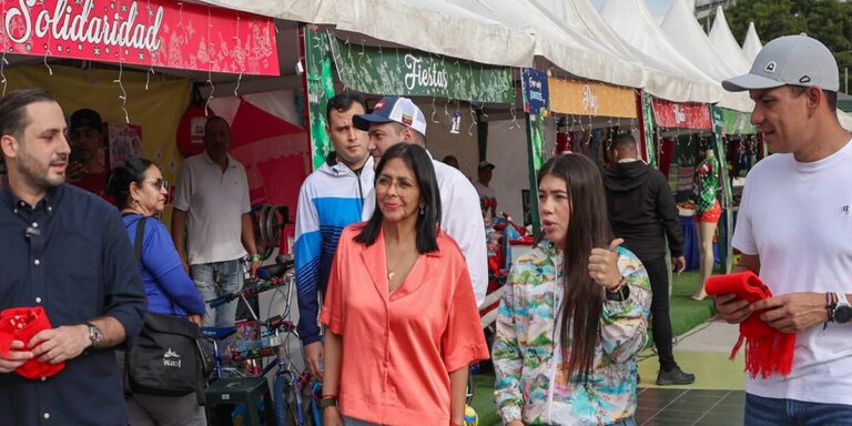 Delcy Rodríguez inauguró la Expoferia Navideña