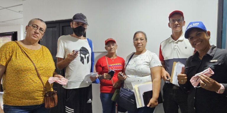 Entregan ayudas sociales a más de 30 personas