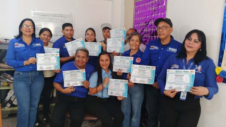 Personal de salud recibe certificación sobre atención al público