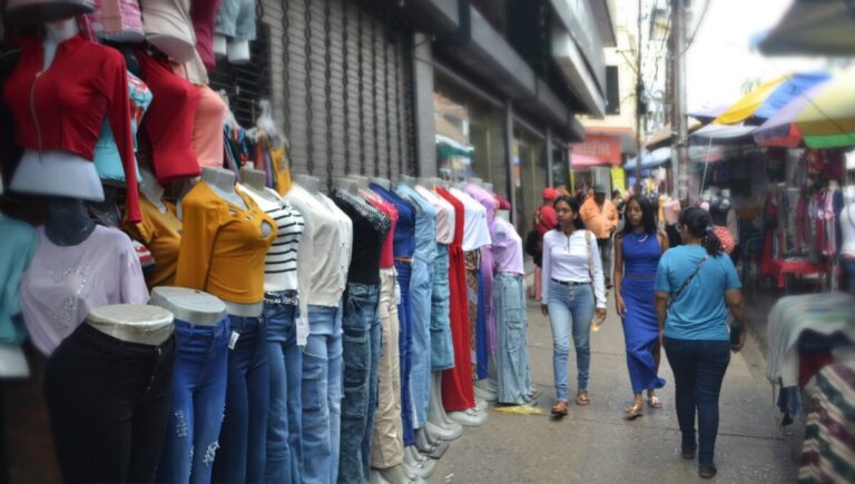 Buhoneros sin expectativas ante la temporada navideña