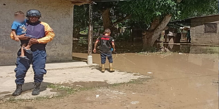 Río Amana afecta a dos viviendas por crecida