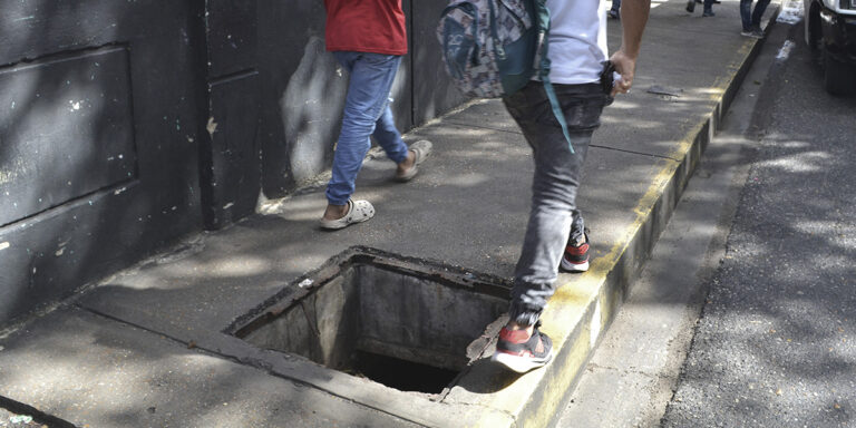 Alcantarilla pone en riesgo a peatones en la av. Bicentenario