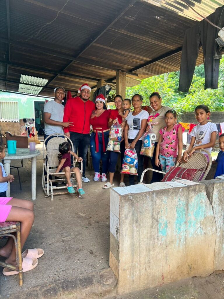 TikToker llevó alegría a familias de La Carbonera